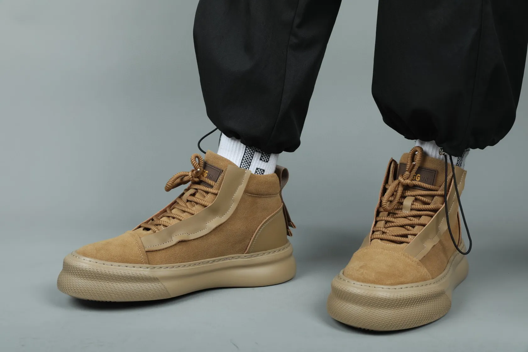 Men's shoes 💰600 IUGGI handsome double-sided short boots. I was attracted by it at first sight. Exclusive and original private outsole. Super soft and light rebound. Top layer calfskin grain frosted. Full texture. All sheep fur inside. Size: 39-44 Model 3681